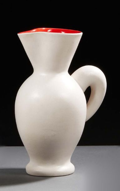 POL CHAMBOST (1906-1983) 
Pichet en céramique émaillée rouge et blanche 
Signé 
H...