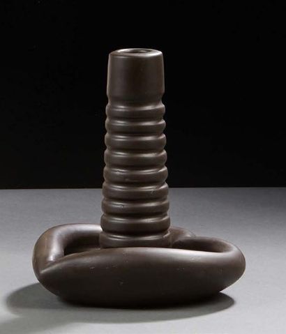 GIRAUD à VALLAURIS 
Bougeoir en céramique émaillée brune 
Signé 
H : 18 cm