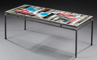 V BELARTI (XXÈME) 
Table basse, structure en métal laqué noir, plateau en carreaux...