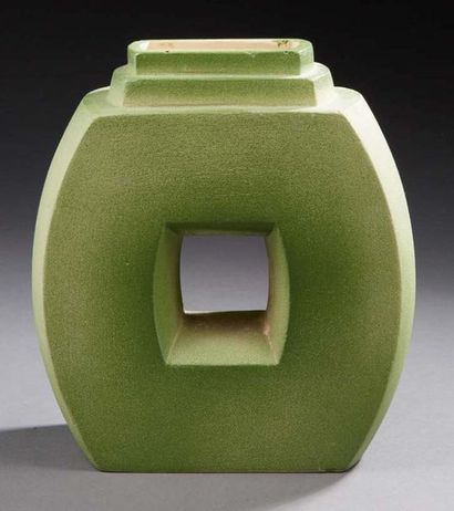 LUC LANEL (1893-1965) 
Vase en céramique émaillée verte 
Signé «Luc Lanel» 
H : 20,5...