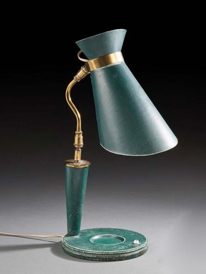TRAVAIL des années 1950 
Lampe de bureau en cuir vert et laiton doré 
H : 48 cm ...