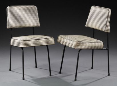 TRAVAIL DES ANNÉES 1960 
Paire de chaises à structure en métal tubulaire laqué noir,...