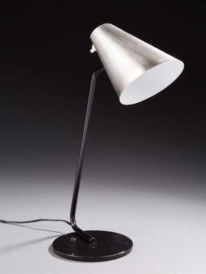 TRAVAIL 1950 
Lampe de table en métal laqué noir et métal plié monté sur une rotule...