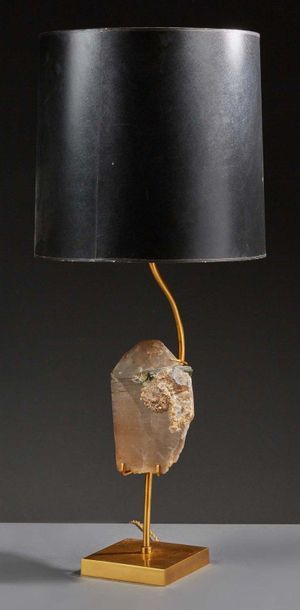 TRAVAIL FRANÇAIS 1970 
Lampe de bureau en métal doré enserrant une pierre dure 
H...