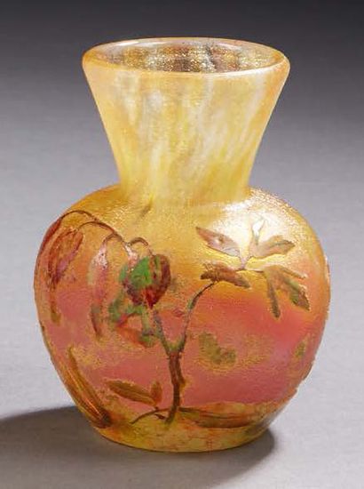 DAUM Nancy 
Vase en verre doublé à décor dégagé à l'acide de motifs floraux dans...