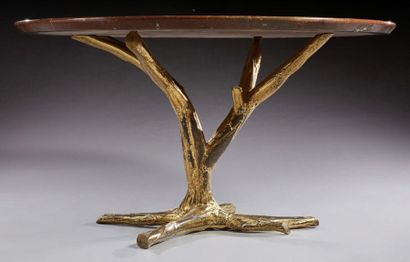 Jacques Duval-Brasseur (né en 1934) 
Rare table en laiton doré soudé à plateau épais...