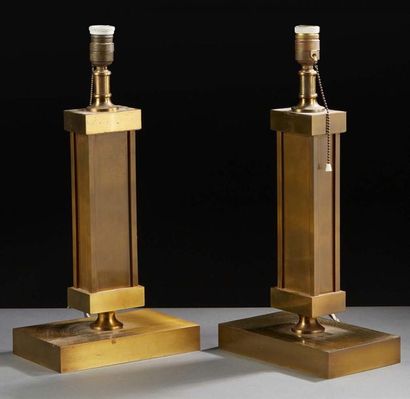 TRAVAIL DES ANNÉES 1960 
Pair of brass lamps 
H: 45 cm