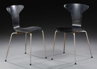 Arne JACOBSEN (1902-1971) 
Paire de chaises modèle «Mosquito», assise et dossier...