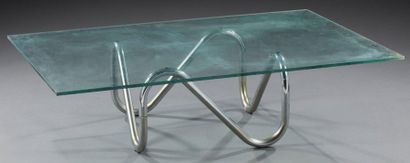 TRAVAIL 1970 
Table basse à plateau rectangulaire en verre reposant sur un piétement...