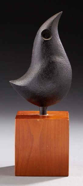 TRAVAIL MODERNE 
Sculpture en fonte à patine noire figurant un oiseau stylisé 
H...