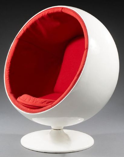 Eero AARNIO (né en 1932) 
Fauteuil modèle «Ball Chair», coque en fibre de verre laquée...