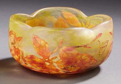 DAUM Nancy 
Vase à col polylobé en verre doublé à décor de feuilles de marronniers...