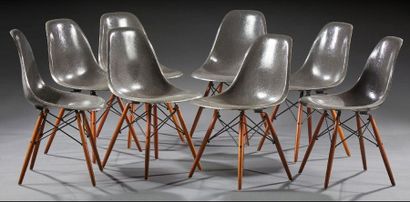 Charles Eames (1907-1978) 
Suite de huit chaises modèle «DSW» à coques moulées grises...