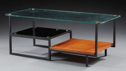 Georges FRYDMAN (né en 1924) 
Table basse en placage de teck, verre opalin noir et...