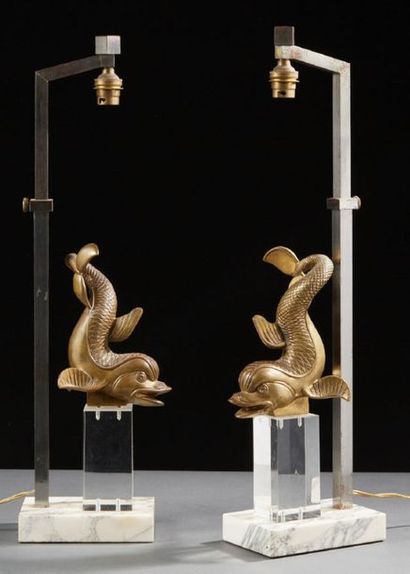 CLAUDE DE MUZAC (XXème) 
Paire de lampes de bureau à décor de dauphin en bronze sur...