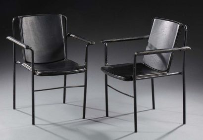 POLTRONA FRAU 
Paire de fauteuils à dossier, accotoirs et assise en cuir noir reposant...
