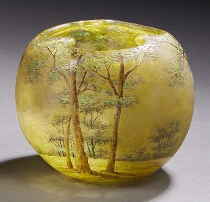 DAUM Nancy 
Vase boule à col polylobé en verre doublé à décor d'une forêt dans les...