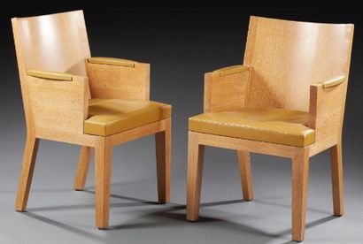 CHRISTIAN LIAIGRE (1943-2020) 
Paire de fauteuils en chêne 
Assise en cuir 
H : 84...