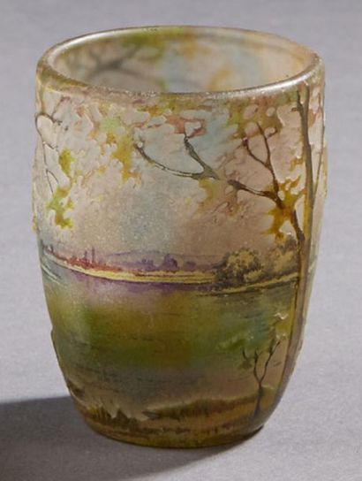 DAUM Nancy 
Vase miniature en verre doublé à décor dégagé à l'acide d'un paysage...