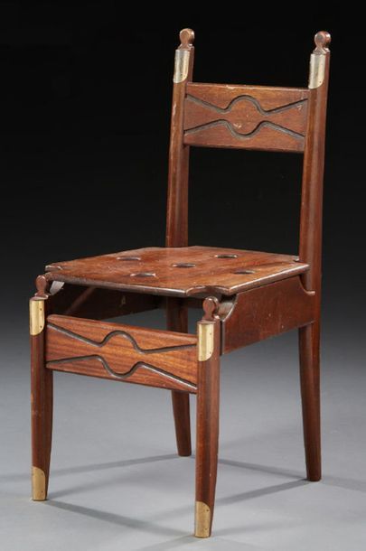 TRAVAIL ÉTRANGER 
Chaise en bois verni et laiton, assise perforée et dossier sculpté...