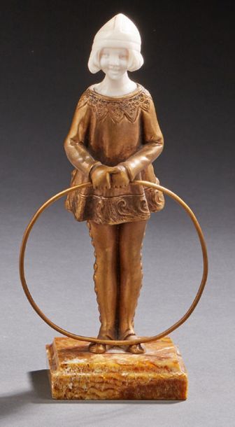 TRAVAIL FRANÇAIS 
Sculpture chryséléphantine en bronze doré et ivoire figurant une...