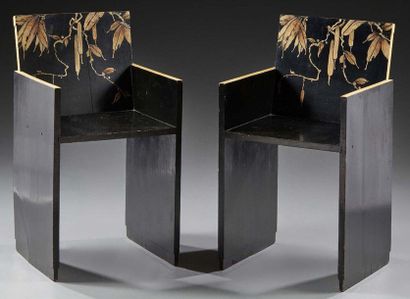 ATELIER MARTINE, attribué à 
Paire de fauteuils en bois laqué noir à décor de motifs...