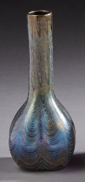 LOETZ AUSTRIA 
Vase soliflore en verre irisé 
Signé «Loetz Austria» 
Vers 1900-1910...