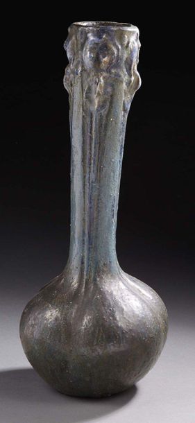 METHEY (XXÈME) 
Vase à panse bombée et long col en grès émaillé vert nuancé bleu...