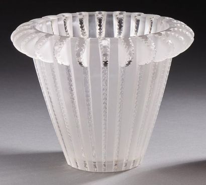 LALIQUE FRANCE 
Vase tronconique en verre blanc satiné moulé-pressé 
Signé «Lalique...