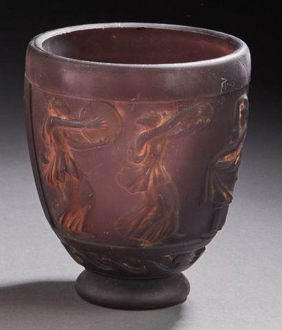 Georges De Feure (1868-1943) 
Vase teinté mauve en verre moulé-pressé à décor d'une...
