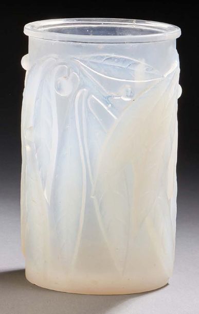 LALIQUE FRANCE 
Vase en verre blanc opalescent moulé-pressé à décor de feuillages...