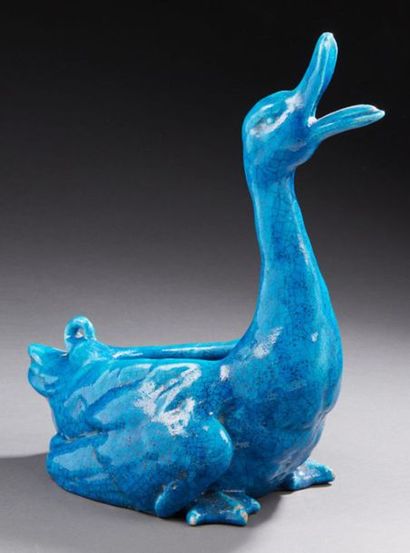 EDMOND LACHENAL (1855-1948) 
Canard formant vide-poche en céramique émaillée bleue...