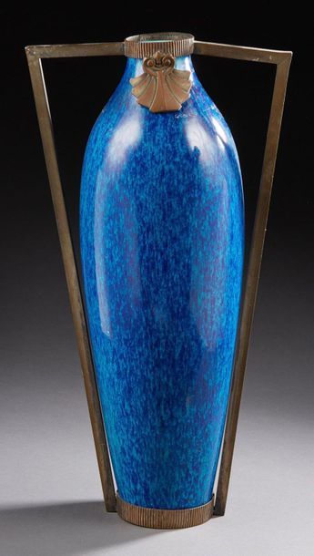 Travail 1920 
Vase en céramique émaillée bleue nuancée verte enserré dans une monture...