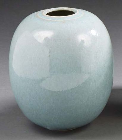 PAUL BADIE (NÉ EN 1945) 
Vase ovoïde en céramique émaillée bleu clair à surface craquelée...