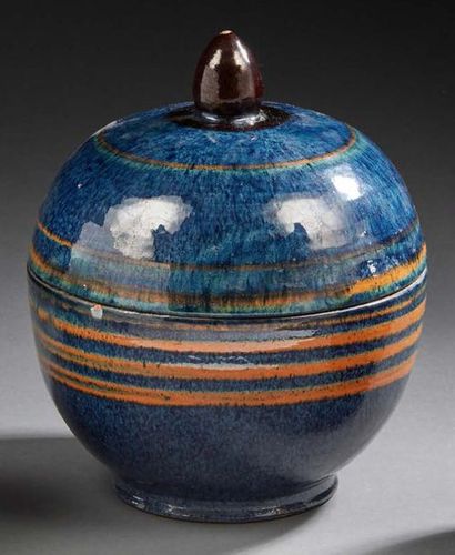 FRANCIS JOURDAIN (1876-1958) 
Pot couvert en céramique émaille bleue nuancée ocre...