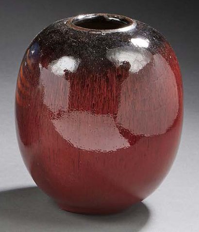 PAUL BADIE (NÉ EN 1945) 
Vase ovoïde en céramique émaillée rouge sang-de-boeuf 
Signé...