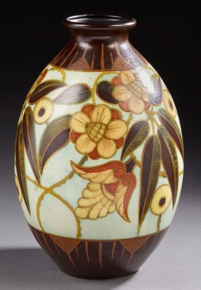 Charles CATTEAU pour Keramis 
Vase ovoïde en céramique émaillée polychrome à décor...
