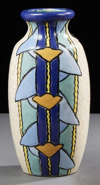 Louis DAGE (1885-1963) 
Vase en céramique émaillée à décor floral en polychromie...