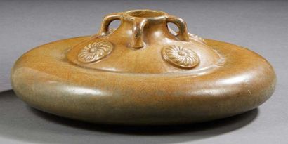 Louis LOURIOUX (1874-1930) pour PRIMAVERA 
Vase en céramique émaillée verte à décor...