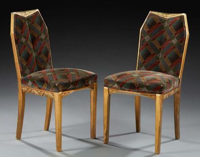 MAURICE DUFRENE, attribué à Paire de chaises en bois doré à dossier à découpe géométrique...