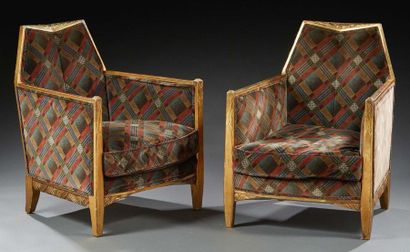 MAURICE DUFRENE, attribué à Suite de deux fauteuils en bois doré à dossier à découpe...
