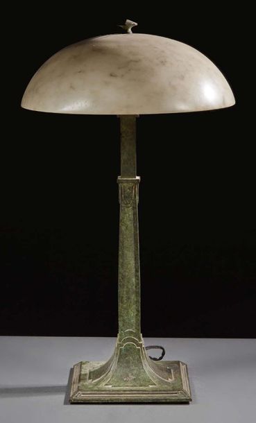 Travail des années 1930 
Lampe de bureau, pied en bronze à patine verte, abat-jour...