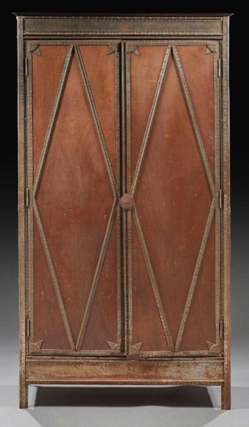 ETABLISSEMENTS MULLER, ATTRIBUÉ À 
Hammered wrought iron cupboard opening by two...