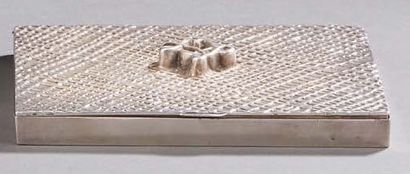 LINE VAUTRIN (1913-1997) 
Boîte en bronze argenté présentant sur le couvercle une...