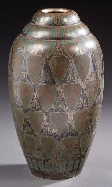 Maison CHRISTOFLE 
Vase ovoïde en dinanderie de métal à décor géométrique à patine...