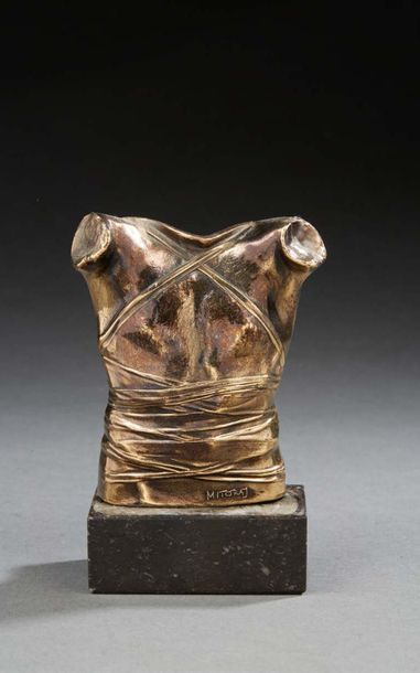 IGOR MITORAJ, D'APRÈS Buste
Sculpture en bronze à patine dorée
Signée « Mitoraj »
H:...