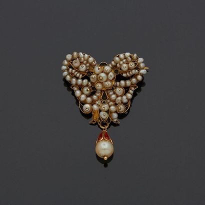null Broche de forme cœur en or jaune 18K (750) ornée de perles, en pendeloque, une...
