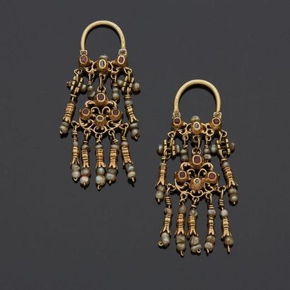 null Rare paire de pendants d'oreille en or jaune 18K (750), les pampilles serties...