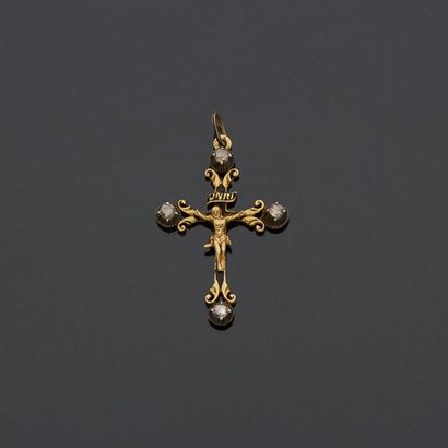 null Pendentif croix en or jaune 18K (750) sertie de diamants.
Epoque XIXe siècle.
Poids...