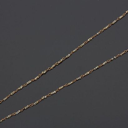 null Collier en or jaune 18K (750) à mailles alternées de perles.
Poids brut : 2,23...